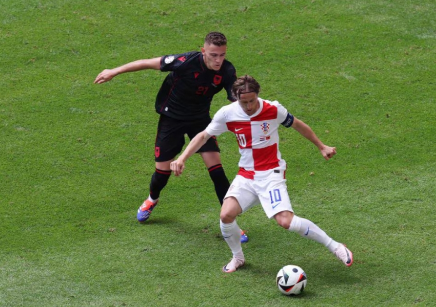 Inter Milan's Rising Star: From Awe to Earning Modrić's Respect, Misses One-on-One Chance Under Pressure from the Ballon d'Or Winner-2