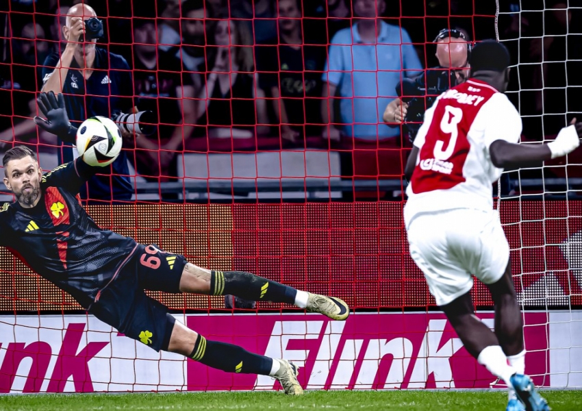 Europa League Playoff First Legs: Ajax's Goalkeeper Position Crucial, Braga Masters the Inverted Triangle-1
