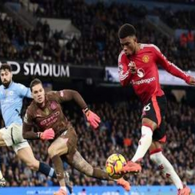 22-Year-Old Man United Star Shows Heartwarming Gesture: Chasing Down Guardiola, Patting His Chest in Comfort! Guardiola Responds with Humility