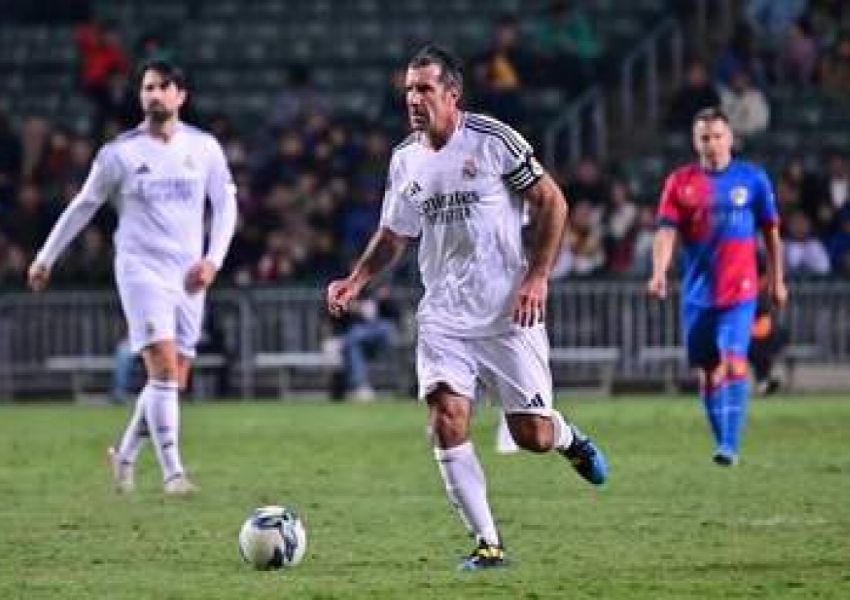 Only 7,982 Fans Attend! Barça vs. Real Madrid Legends Match Ends in Disappointment as Figo Walks Off Early-1