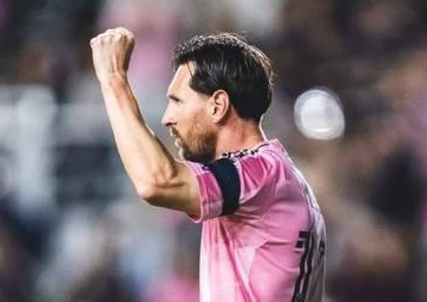 Messi Turns Magician with Both Feet: A 3-Second Masterclass That Left Three Defenders Helpless-0