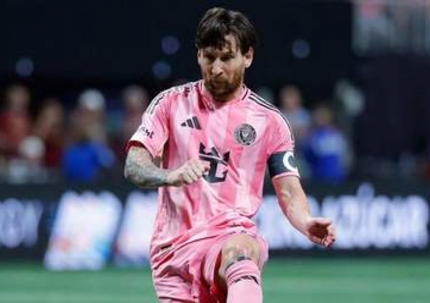 Messi Turns Magician with Both Feet: A 3-Second Masterclass That Left Three Defenders Helpless-2