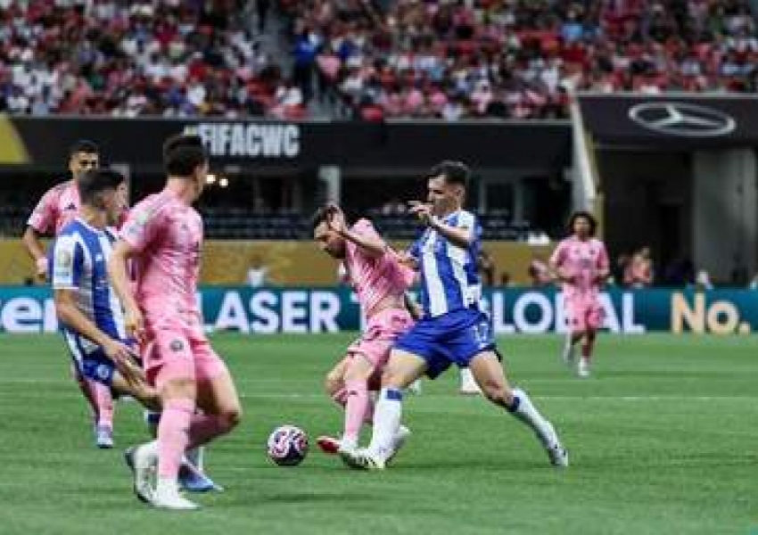 Tribute to the King! Messi Creates a Miracle: One Free Kick Sparks Club World Cup Upset, One More Point to Qualify-0